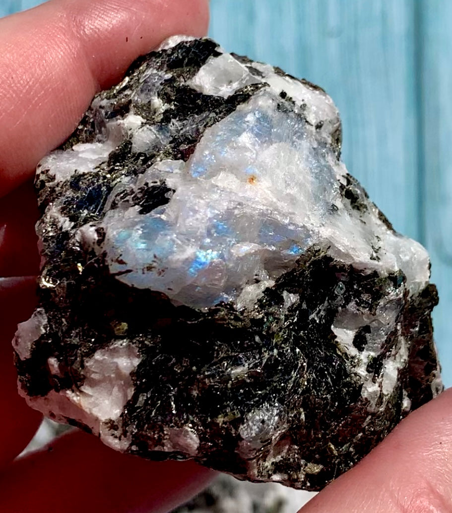 Labradorite bianca con inclusioni di tormalina nera grezza