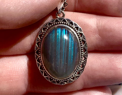 Collana con pendente in labradorite