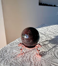 Sfera in granato (con inclusioni di larvikite)