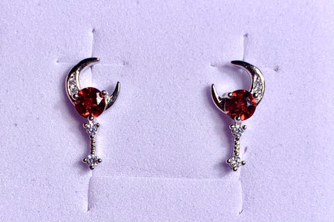 Moon-shaped garnet earrings