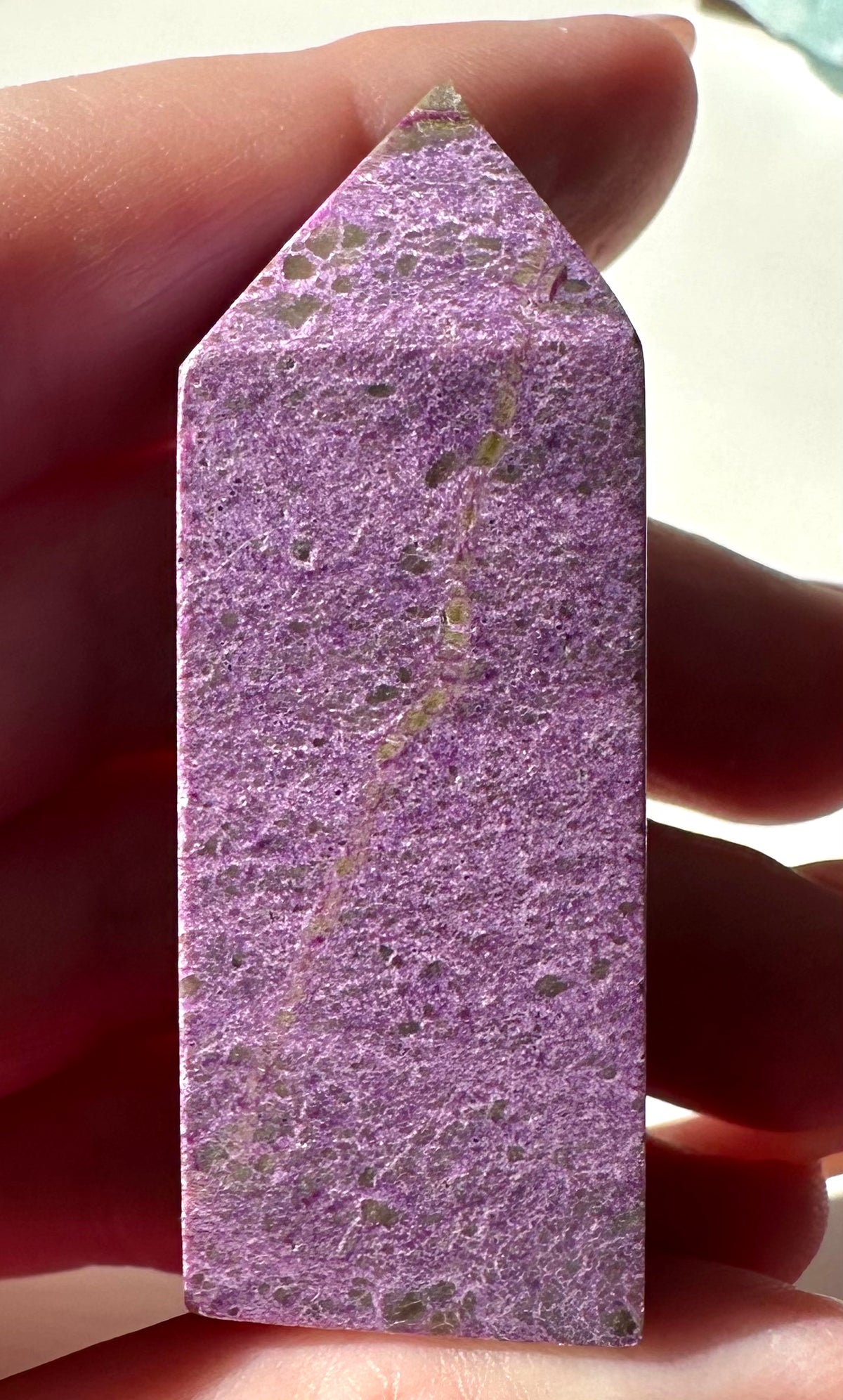 Obelischi in Atlantisite (Stichtite e serpentino)