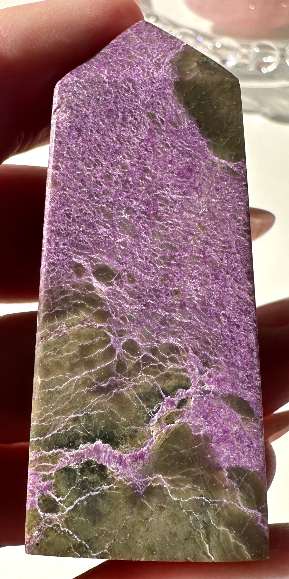 Obelischi in Atlantisite (Stichtite e serpentino)