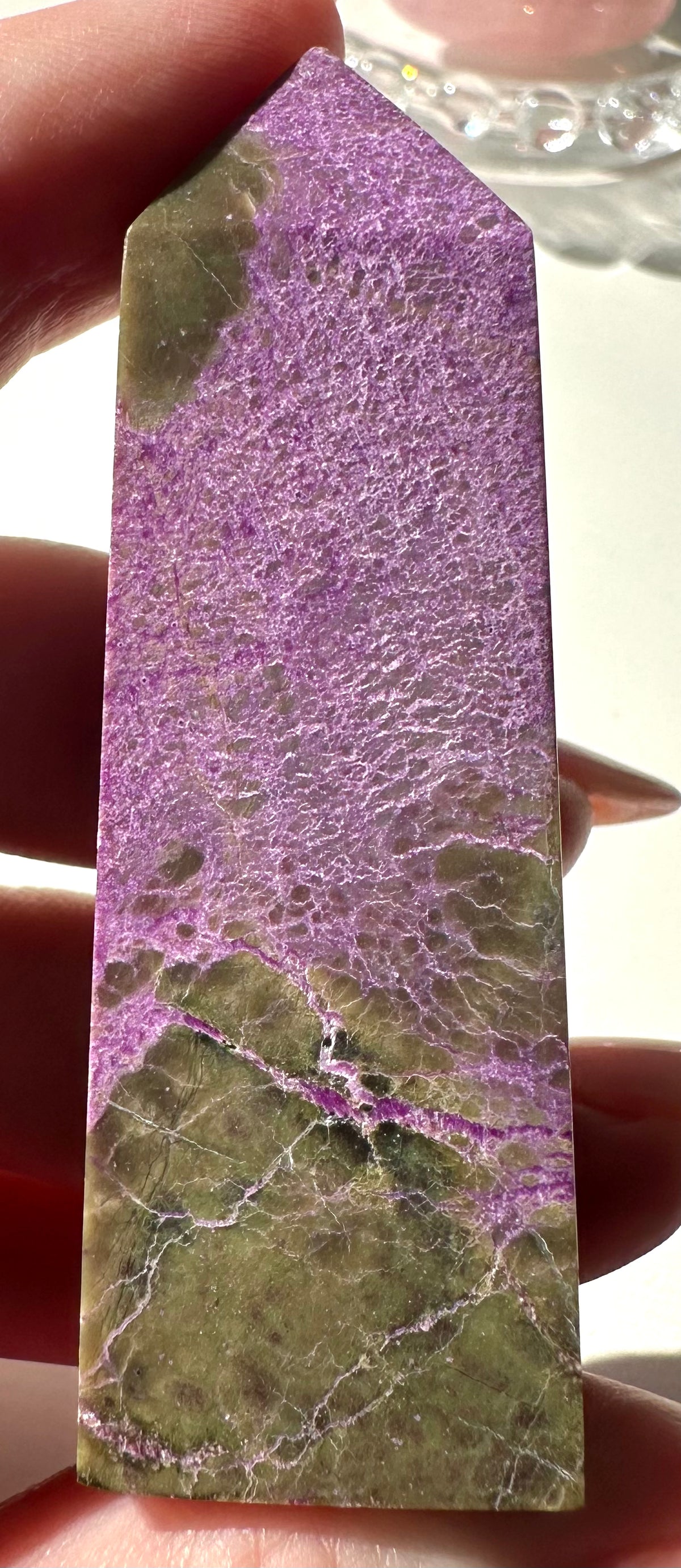 Obelischi in Atlantisite (Stichtite e serpentino)