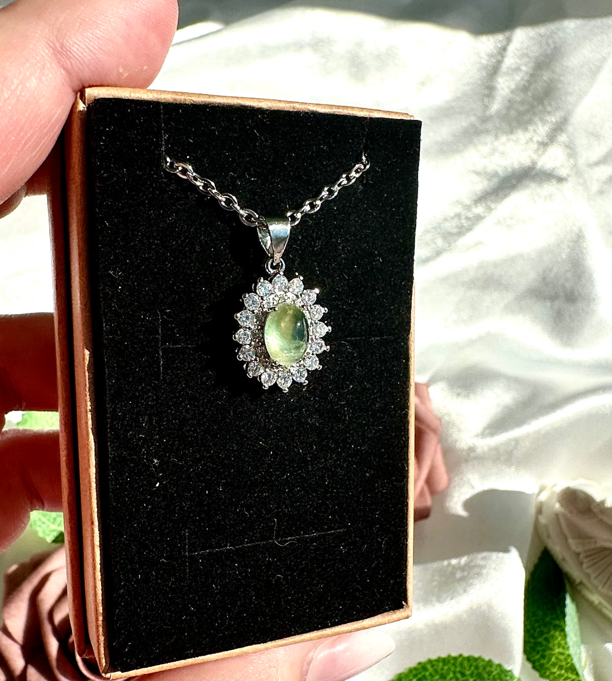 Collana con pendente in prehnite