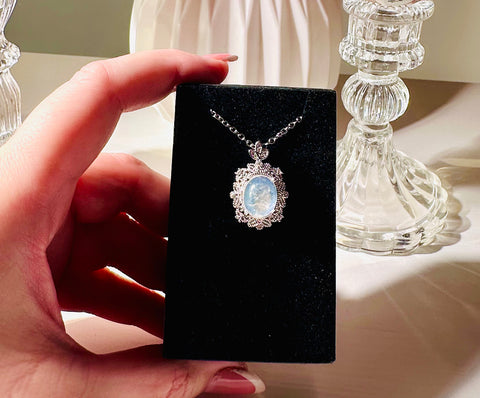 Collana con pendente in labradorite bianca