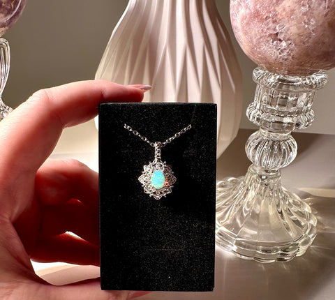 Collana con pendente in opale etiope