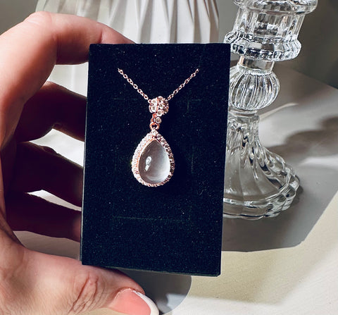 Collana con pendente in quarzo rosa