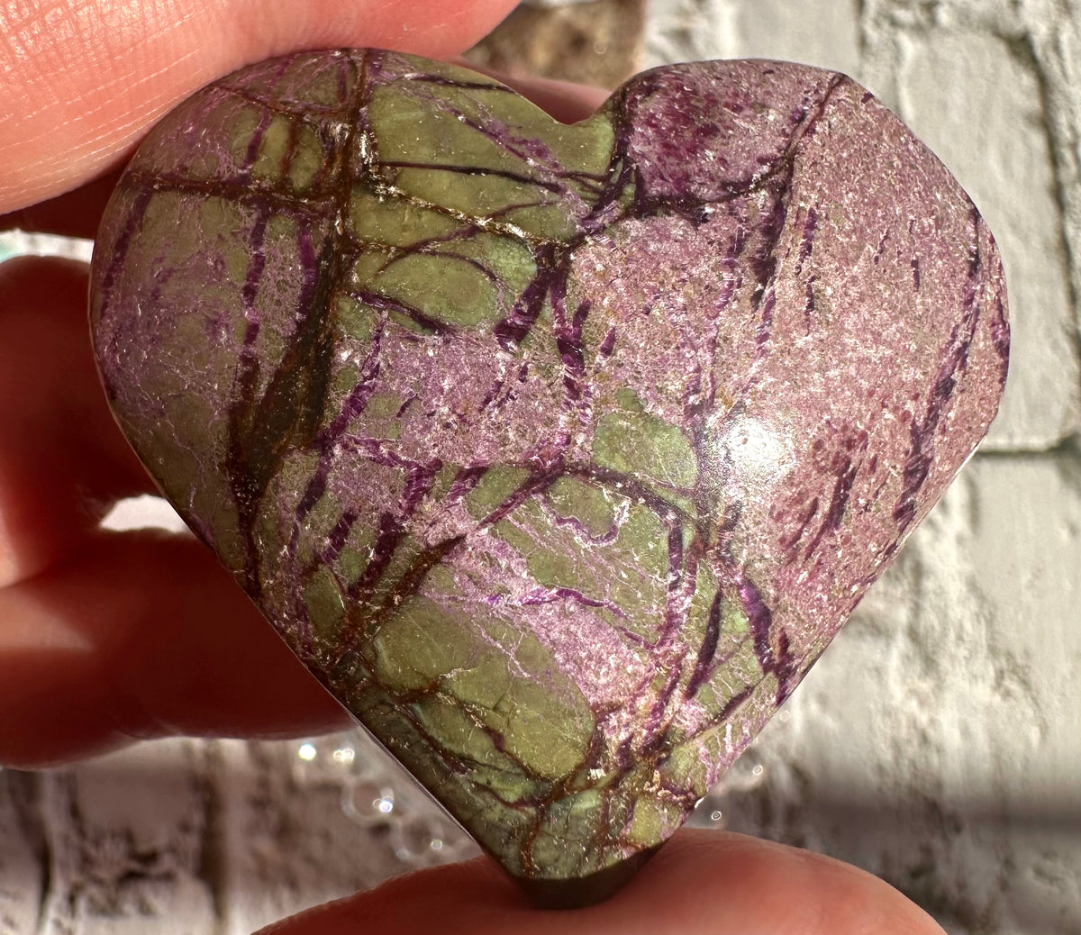 Cuore in atlantisite (stichtite e serpentino)