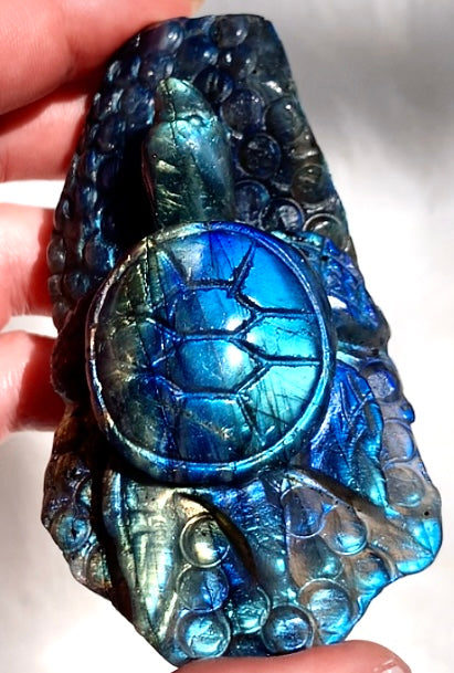 Scultura di tartaruga in labradorite