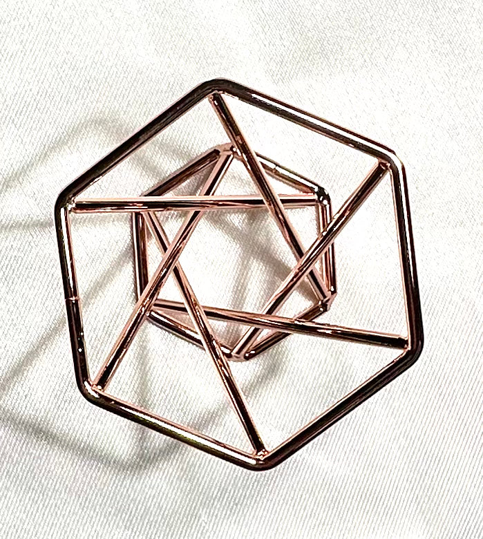 Sphere rest in rose gold colored metal