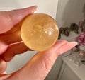 Sfera in calcite miele