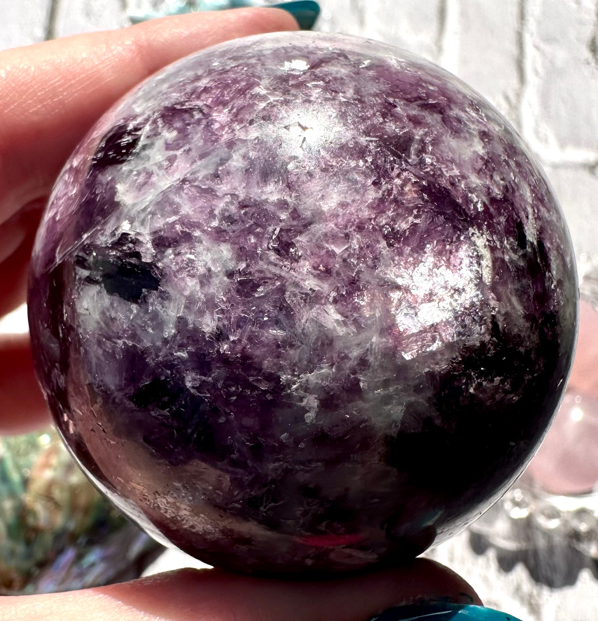 Sfera in lepidolite con mica