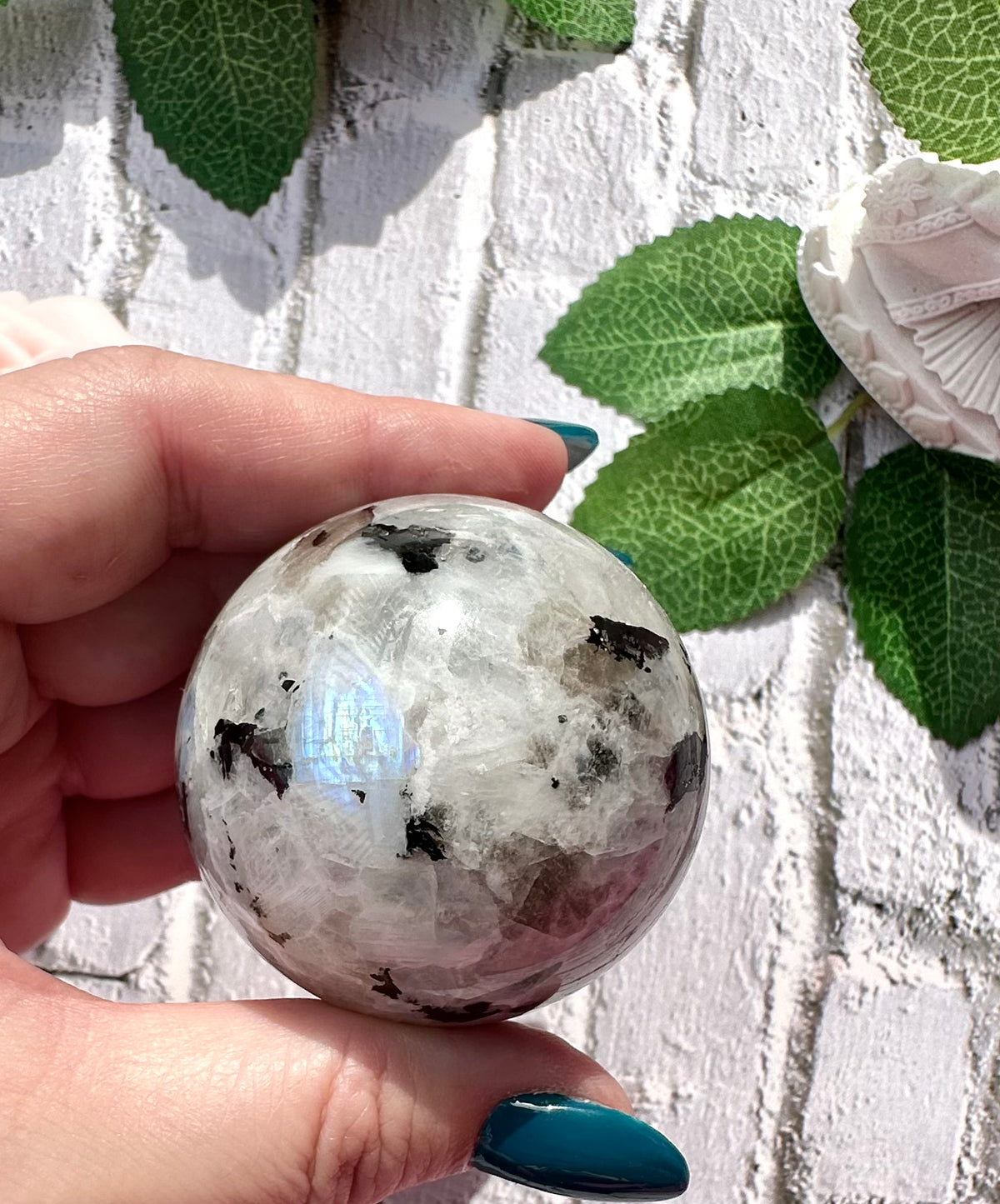 Sfera in labradorite bianca con inclusioni di tormalina nera