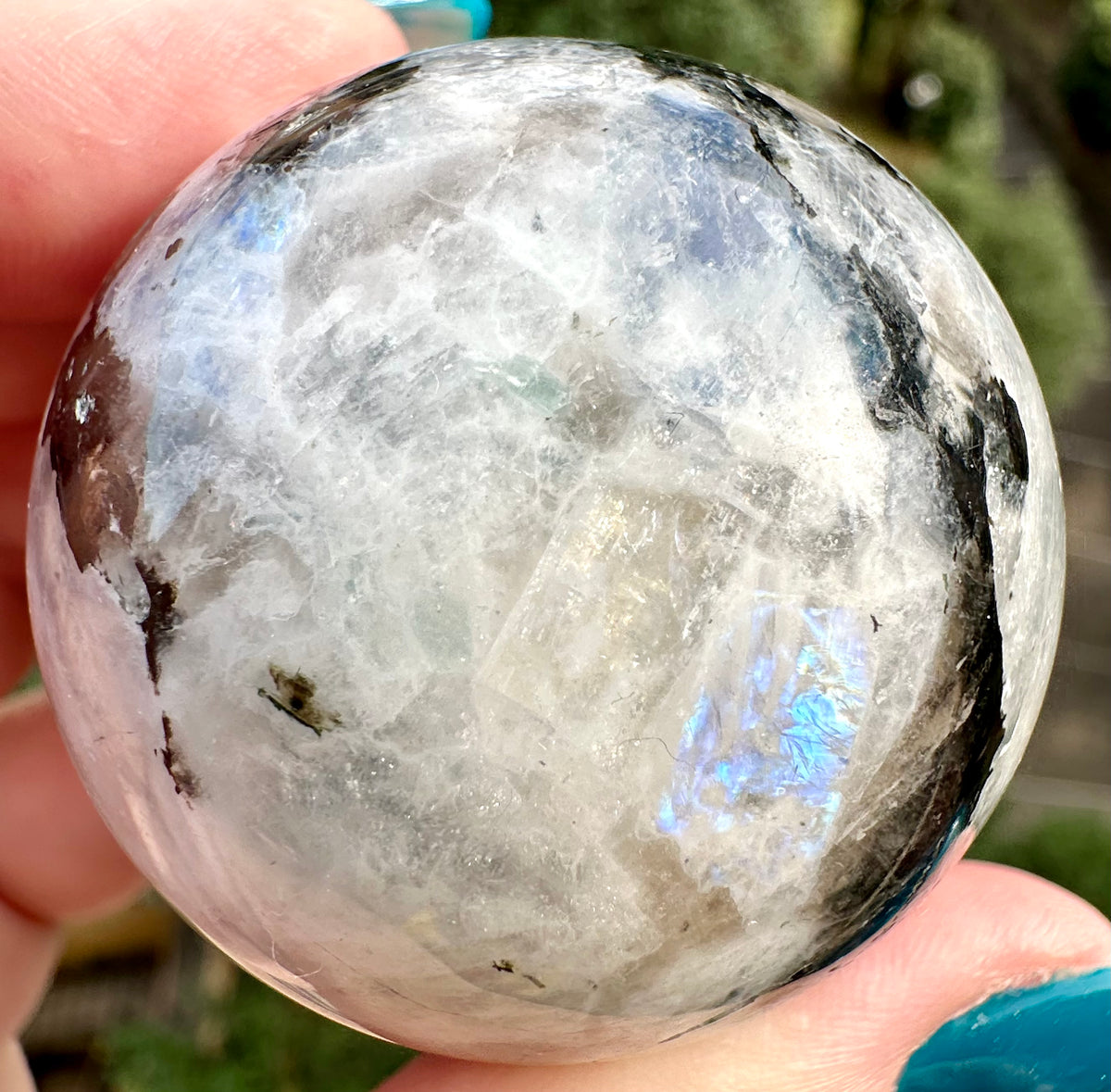 Sfera in labradorite bianca con inclusioni di tormalina nera