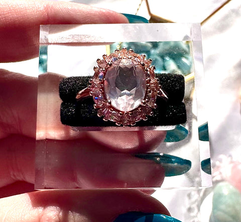 Anello in quarzo rosa sfaccettato con zirconi