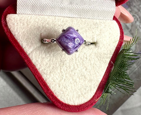 Anello in charoite