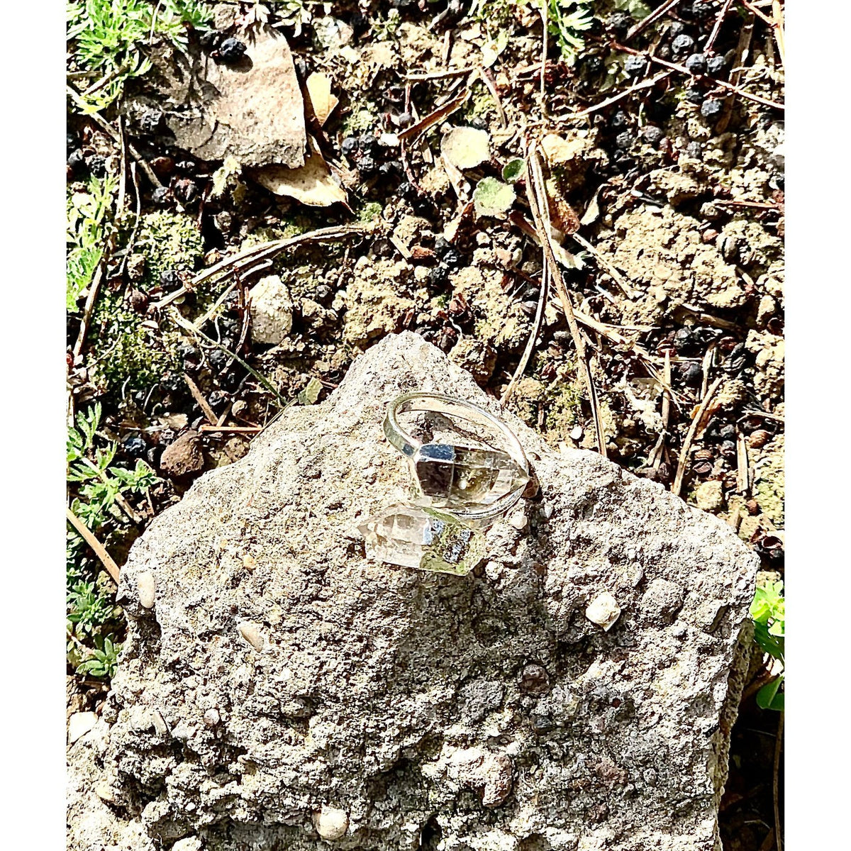 Contrary ring in hyaline quartz (slightly smoky)